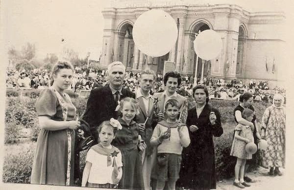 Ташкент - 1 мая 1957 г. Около театра Навои 