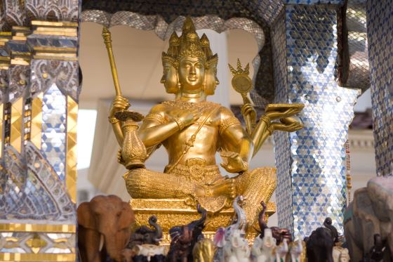 Статуя в храме Бог Брахма позолота 