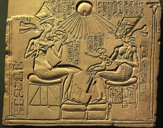 Фараон Эхнатон и его супруга Нефертити.