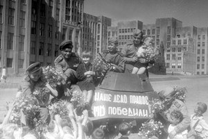 Встреча советских воинов-победителей в Минске. Май 1945 года