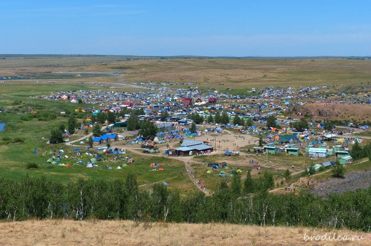 Двор окружён палатками