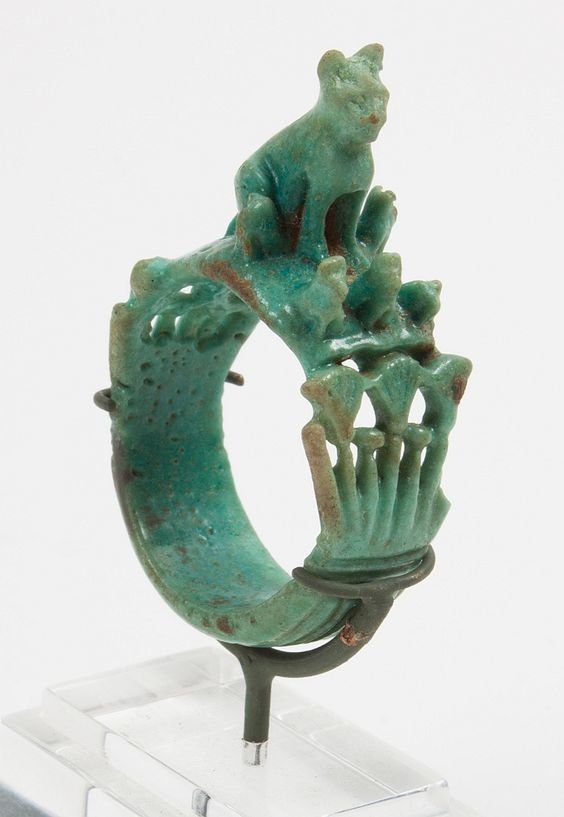 Редкое древнее египетское фаянсовое фигурное кольцо; темно-зеленое синее кольцо фаянса, Новое королевство, династия 18-19-го года, стол, смоделированный крупным сидячим котом (Bastet), окруженный маленькими кошками, замысловато детализированный древний египет, искусство, красота, невероятное, удивительное, ювелирное