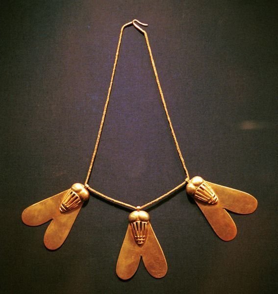 Это ожерелье с тремя подвесками в виде мух было подарено царице Яххотеп ее двумя сыновьями Камосом и Яхмосом I в благ