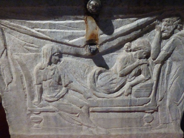 Неглубокий рельеф на саркофаге показывает скорбь отца и матери у ложа заснувшей смертным сном юной дочери. археология, древний рим, интересно, история, скелеты
