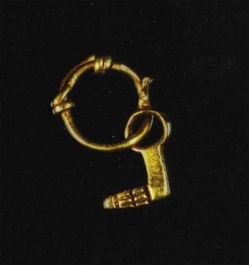 На этом кольце находится маленький ключ от шкатулки археология, древний рим, интересно, история, скелеты