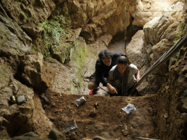 Раскопки в испанской пещере Зафарайя (фото Thomas Higham).