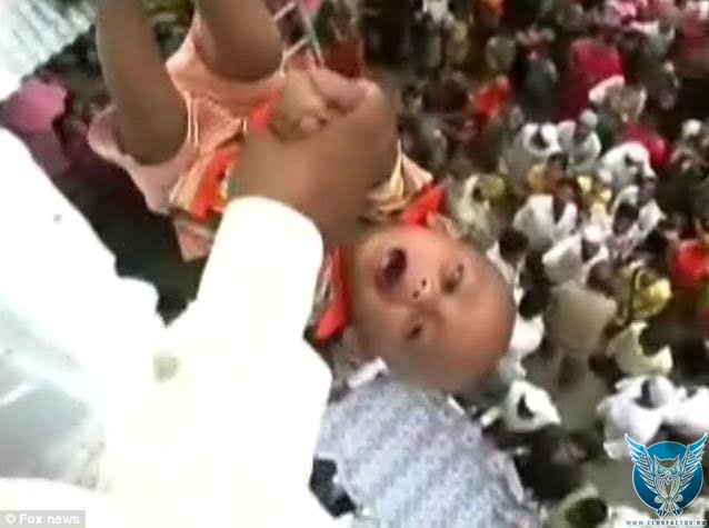 сбрасывания ребенка со стены храма в Индии