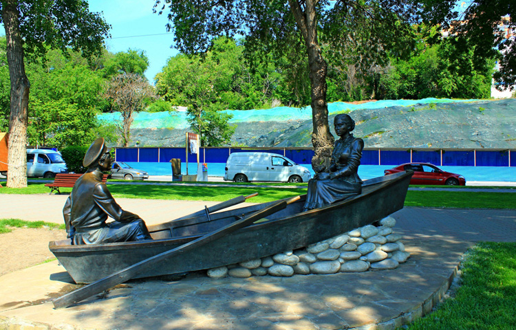Скульптурная композиция Григорий и Аксинья в лодке