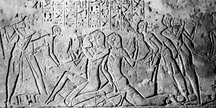 Египетский рельеф: избиение пойманных хеттских шпионов.