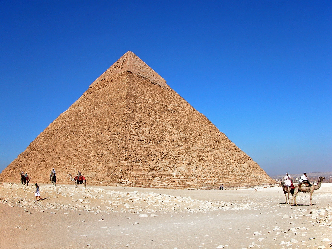 Хорошо сохранившаяся пирамида Хефрена