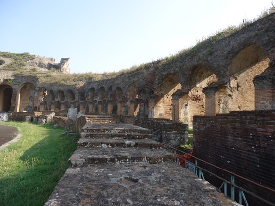Античный амфитеатр в Поццуоли – руины