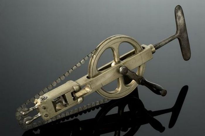 Хирургические инструменты несколько веков назад (21 фото)
