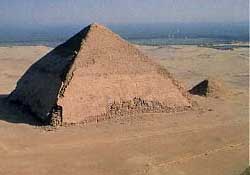 "Ломаная пирамида" возможно представляла собой попытку построить одну пирамиду поверх другой. Комплекс Дашура