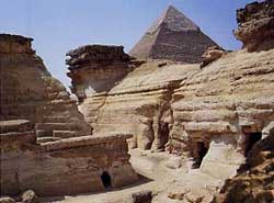 Мастабы в Гизе. Во времена правления IV династии мастабы членов царской семьи и придворных вельмож строились рядом с пирамидами 