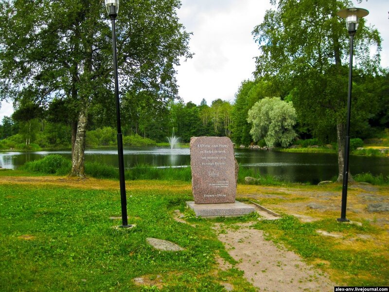 Перед крепостью установлен памятный камень