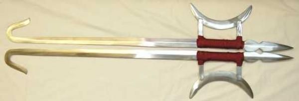 Такие изогнутые мечи носили в Китае монахи Шаолиня. Эти красивые клинки были выкованы в форме крюка,