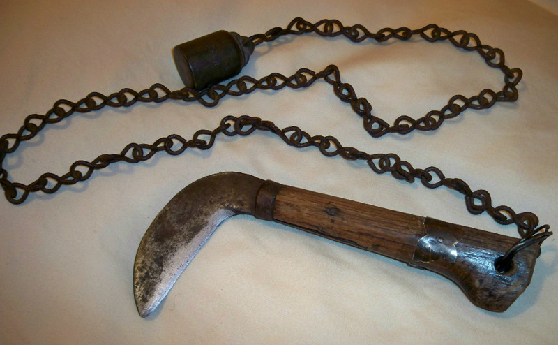 Кусаригама состоит из серпа кама, к которому с помощью цепи крепится ударный груз. Длина рукояти сер