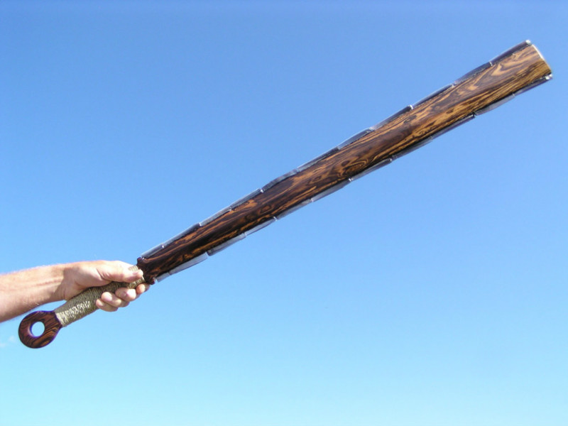 Оружие ацтеков, напоминающее меч. Его длина, как правило, достигала 90–120 см. Вдоль деревянного лез