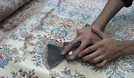 Срезание на персидском ковре лишней длины ворса
