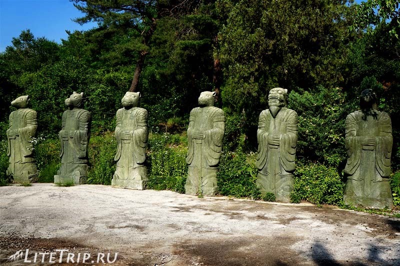 Южная Корея. Кёнджу - 12 статуй.