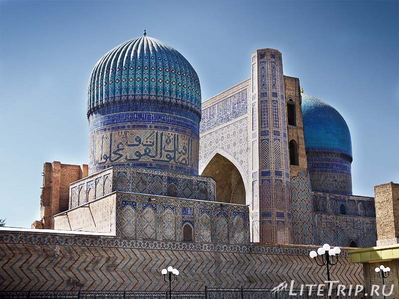 Узбекистан. Самарканд. Мечеть Биби-Ханум - купола.