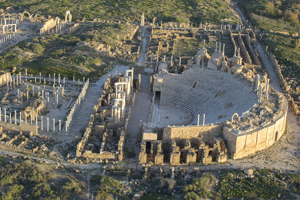Предположительно древний город Лептис-Магна был основан около 1 100 года до н. э. Вид на бывший амфитеатр