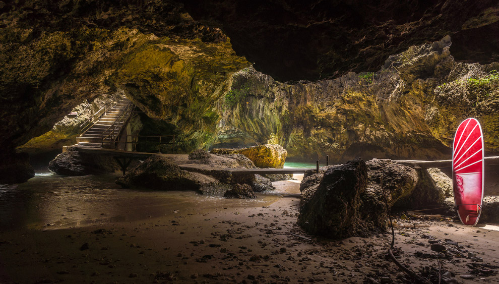 Пещера под храмом Улувату, Бали