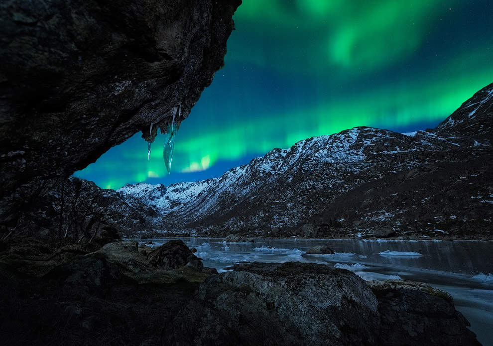 Вид на северное сияние из пещеры в Северной Норвегии