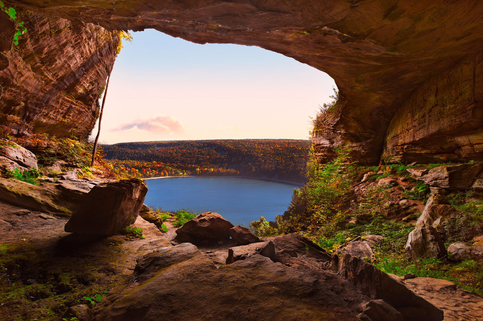 А это просто пещера и красивое озеро