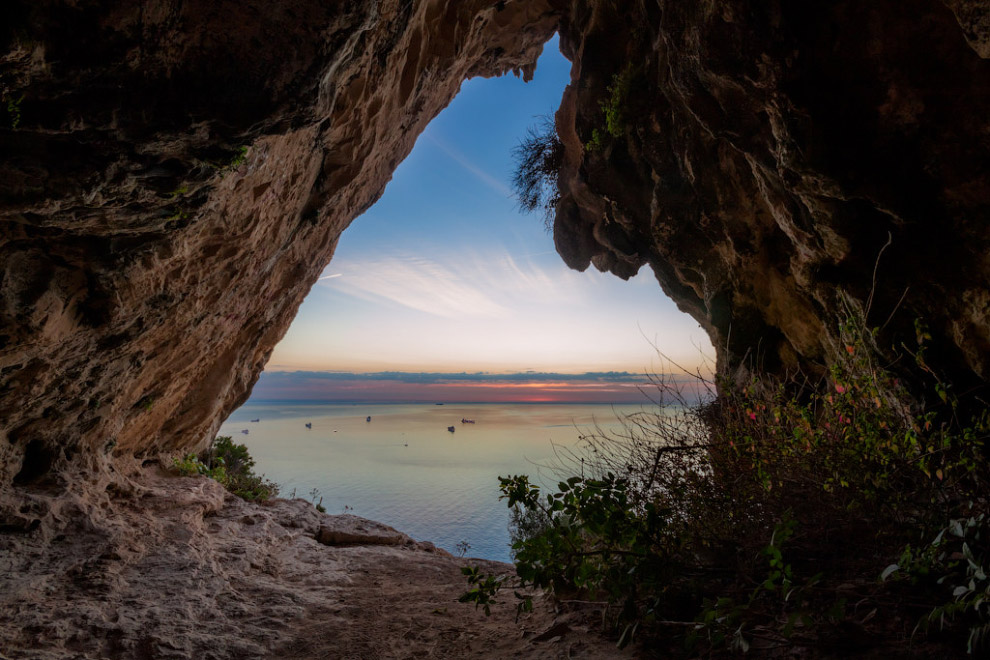 Пещера и вид на Гибралтар