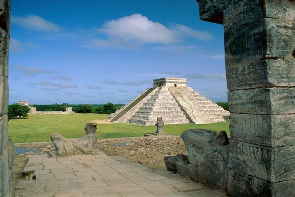 Мехико, Пирамида Майя