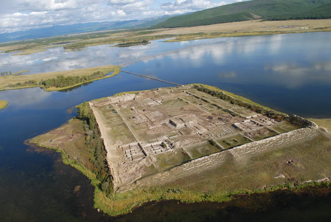 Древняя крепость посреди озера: Пор-Бажин , Россия