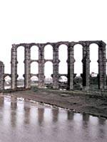 Кто построил «Римские» акведуки?