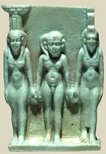 Амулет с изображением Нефтиды, Гора-мальчика и Исиды. Высота 3,5 см. Стекловидная композиция. Поздний период. Британский музей. 