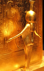 Нефтида охраняет погребальный ковчег фараона Тутанхамона. Новое царство, XVIII династия. Каирский музей.
