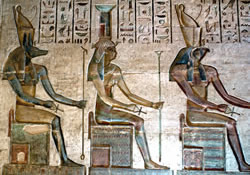 Анубис, Нефтида и Гор из храма Хатхор-Маат в Дейр-эль-Медине. Период Птолемеев.