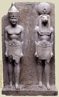Стела - подношение фараона богу Себеку. Известняк. Сохранились остатки краски и позолоты. Правление Птолемеев. Британский музей 