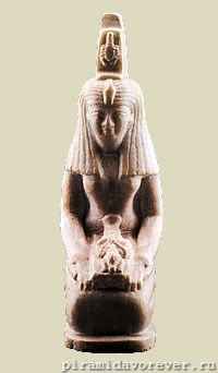 Исида-Серкет. Головной убор в виде трона включает скорпиона. Каирский музей