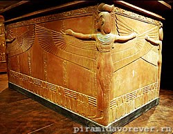 Серкет охраняет западный угол саркофага Тутанхамона. Каирский музей