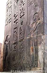 Бог Тот (с головой ибиса) и Сешат. Рельеф. Храмовый комплекс в Луксоре