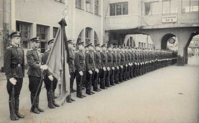 На киевском вокзале встречают солдат, возвращающихся с фронта в 1945 году после Победы