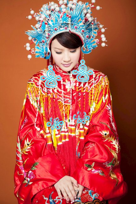 Китайская невеста в традиционном свадебном платье