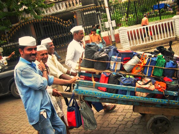 В Мумбаи работает около 400 000 баббаваллас, который разносят больше 100000 обедов в день