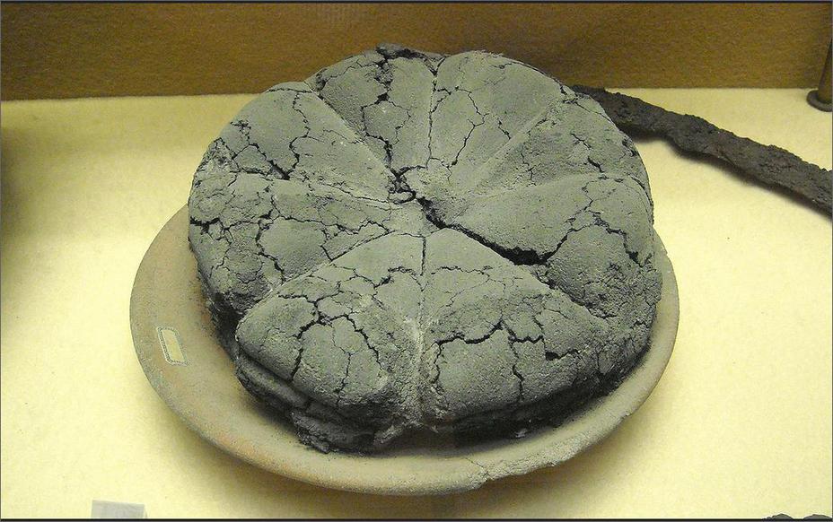 ​Обуглившаяся буханка римского хлеба из Помпей. Хлеб имел вес около 1 фунта и стоил примерно 2 асса за буханку Национальный музей археологии, Неаполь - Диета легионеров | Warspot.ru