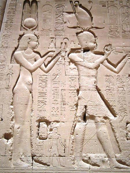 Изображение Клеопатры и Цезариона в храме Хатхор в Египте