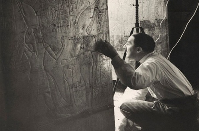 Говард Картер, который заглядывает в приоткрытую дверь погребальной камеры Тутанхамона.