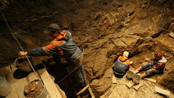 Археологические работы в Денисовой пещере, архивное фото