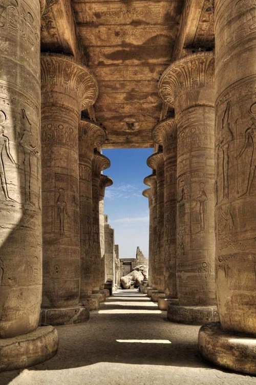 Колонны древнего египетского храма 