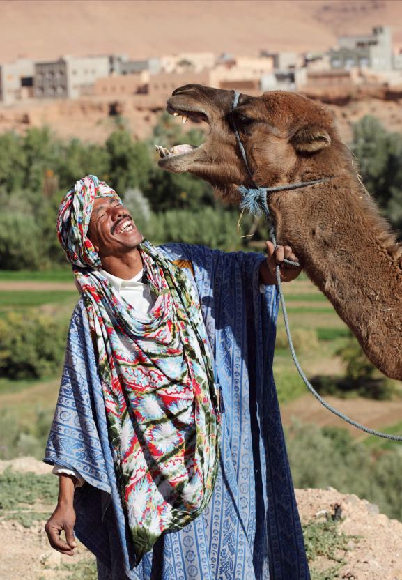 10. Джеллаба - традиционное платье для марокканских мужчин и женщин, которое представляет собой длинный халат с капюшоном и объемными рукавами.