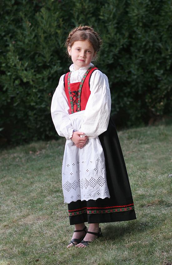 12. Норвежский Бюнад – традиционная норвежская одежда для мужчин и женщин. Платье, мужские брюки чаще всего выполнены из шерсти. Рубашка – из хлопка.